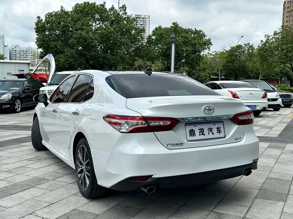 Toyota Camry 2022 — фото 8