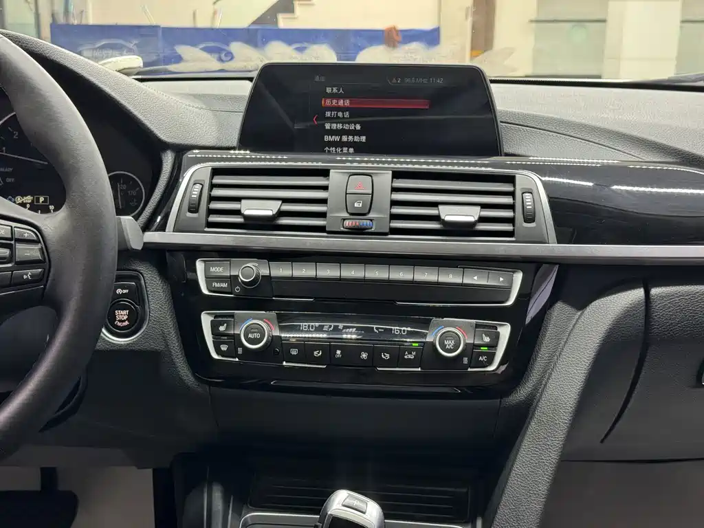 BMW 3 Series 2018 — фото 14