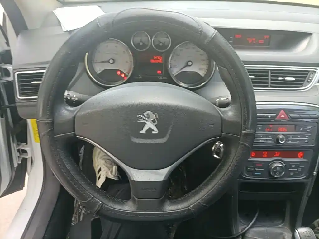 Peugeot 308 2014 — фото 11