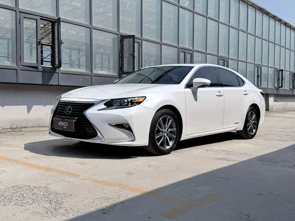 Lexus ES 2016 — фото 1