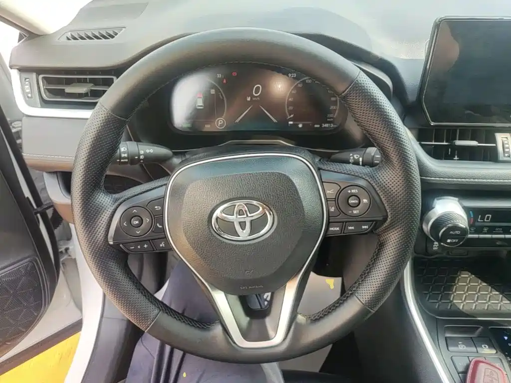 Toyota RAV4 2024 — фото 11