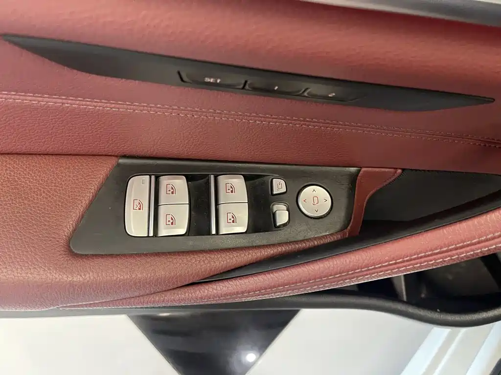 BMW 5 Series 2018 — фото 20