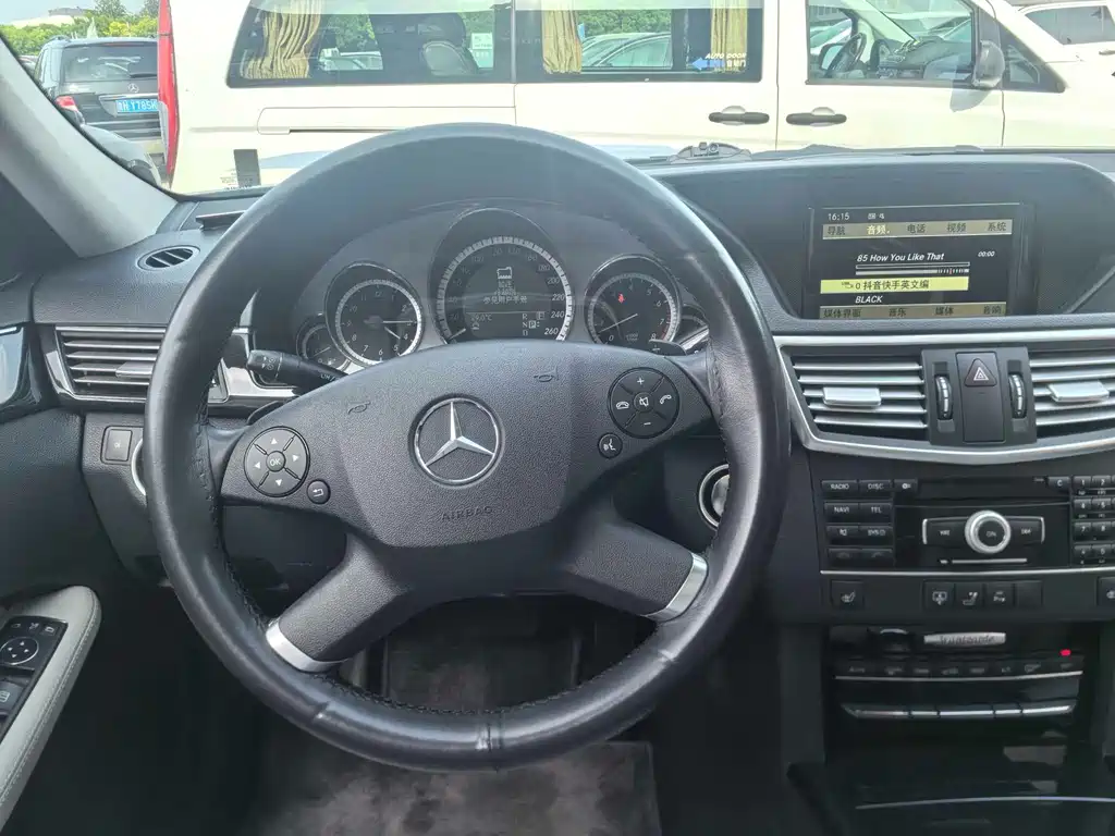 Mercedes-Benz E-Class 2012 — фото 12