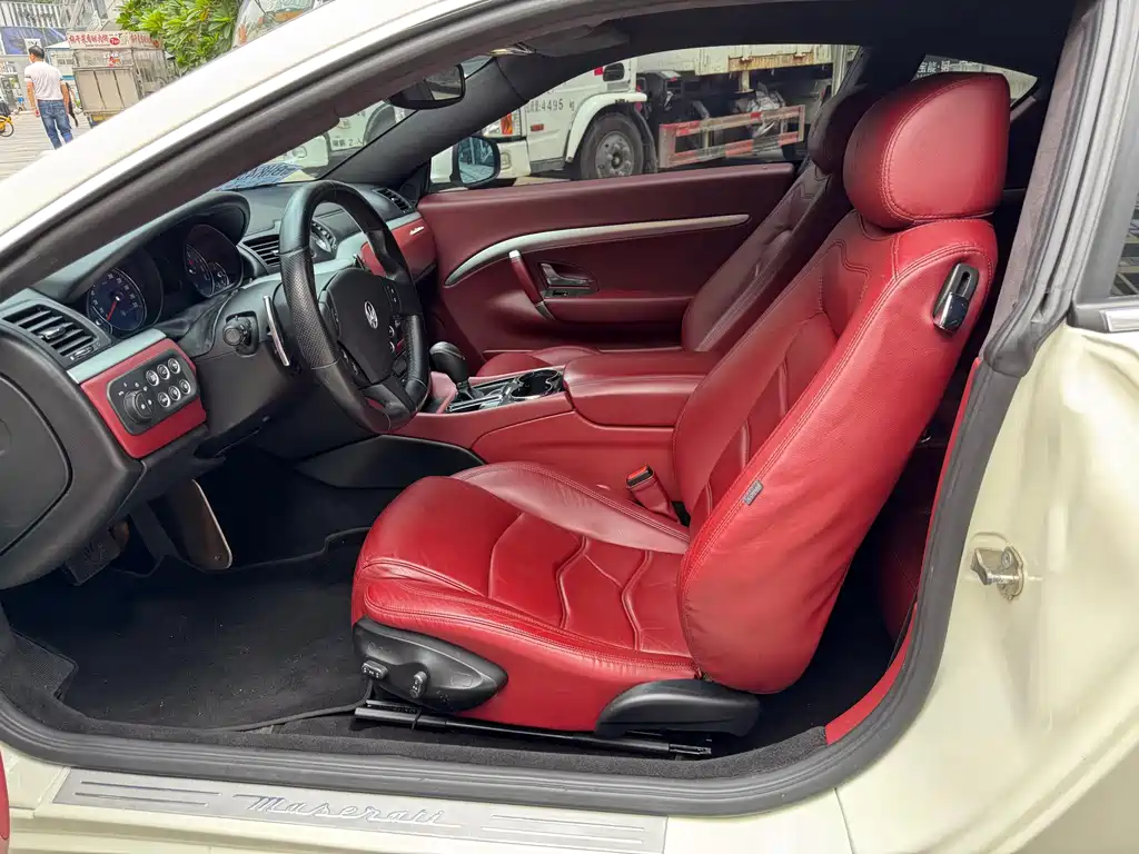 Maserati GranTurismo 2016 — фото 10
