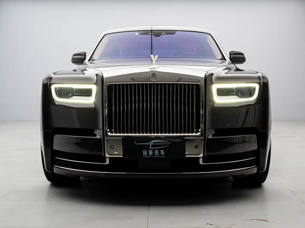 Rolls-Royce Phantom 2018 — фото 1