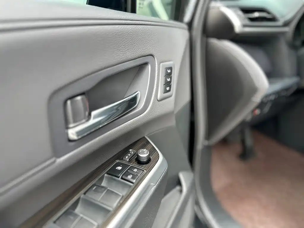 Toyota Granvia 2023 — фото 10