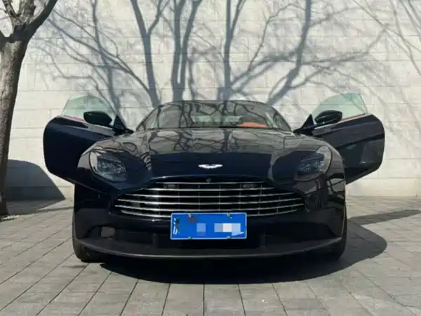 Aston Martin DB11 2021