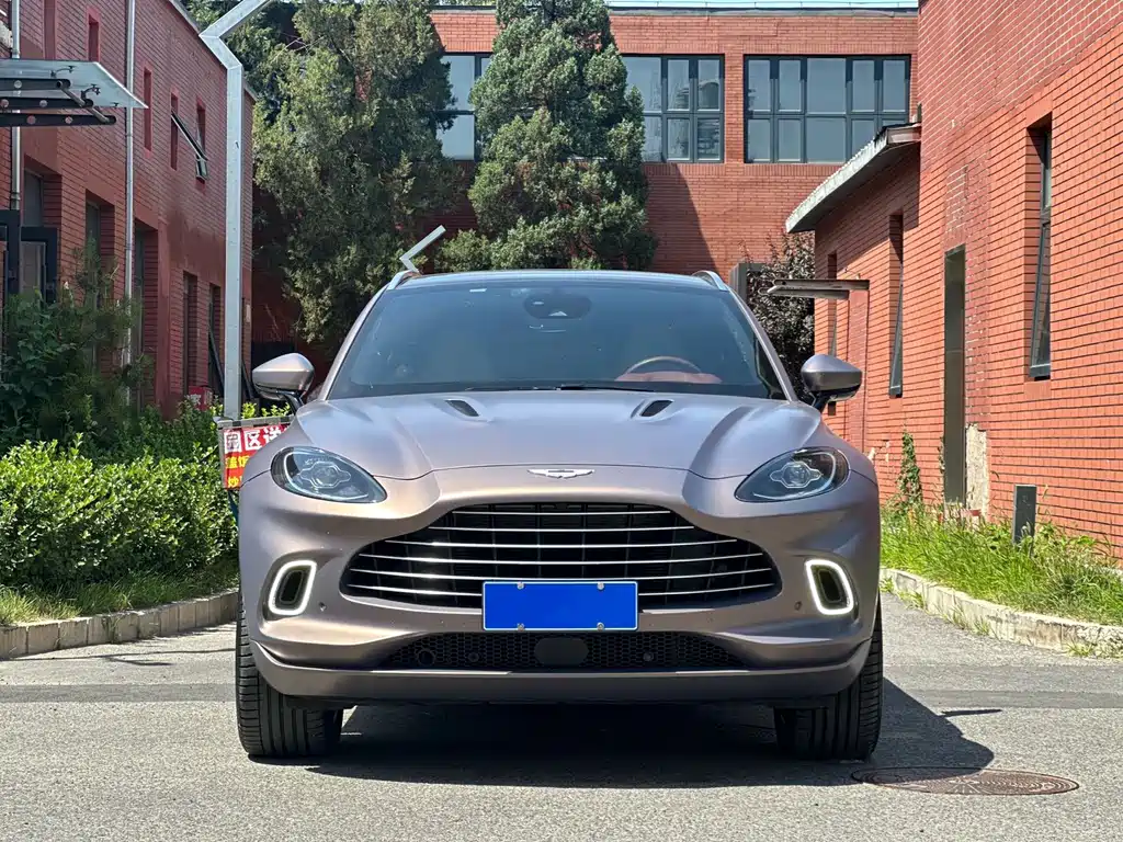 Aston Martin DBX 2023