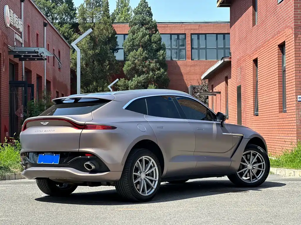 Aston Martin DBX 2023