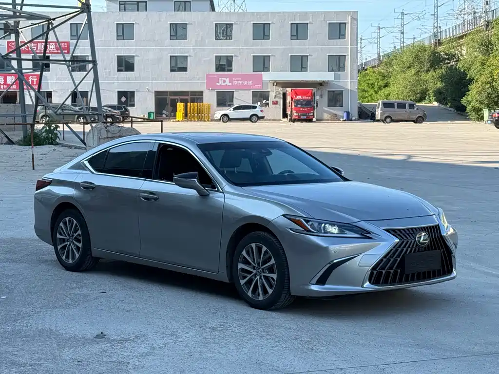 Lexus ES 2022