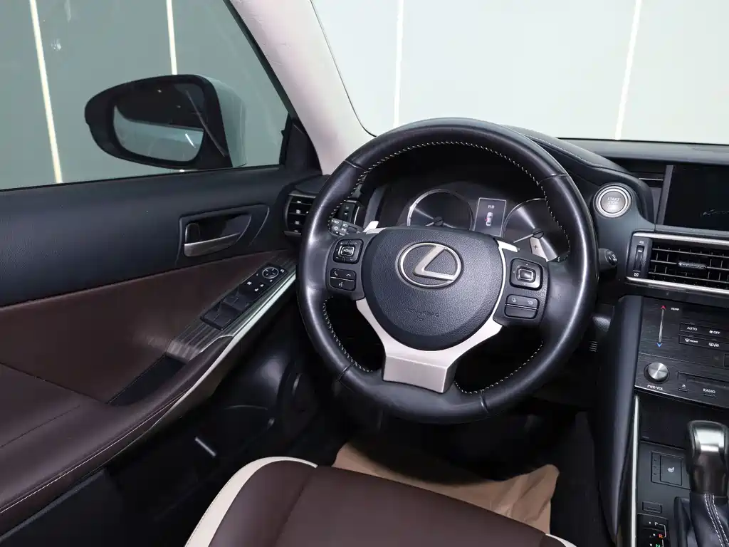 Lexus IS 2017 — фото 12