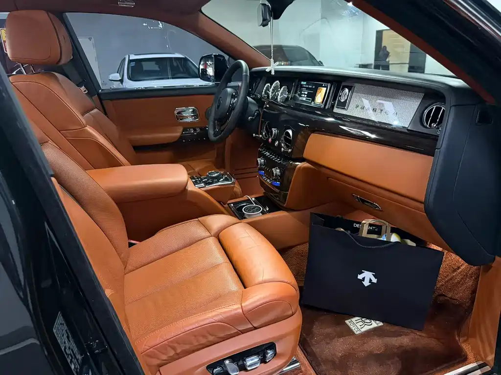 Rolls-Royce Phantom 2019 — фото 9