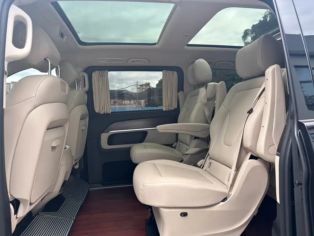 Mercedes-Benz V-Class 2023 — фото 11