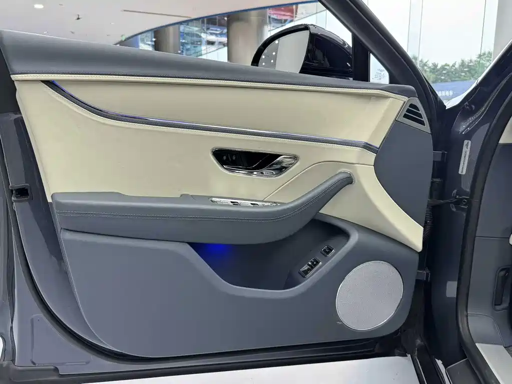 Bentley Flying Spur 2025 — фото 11