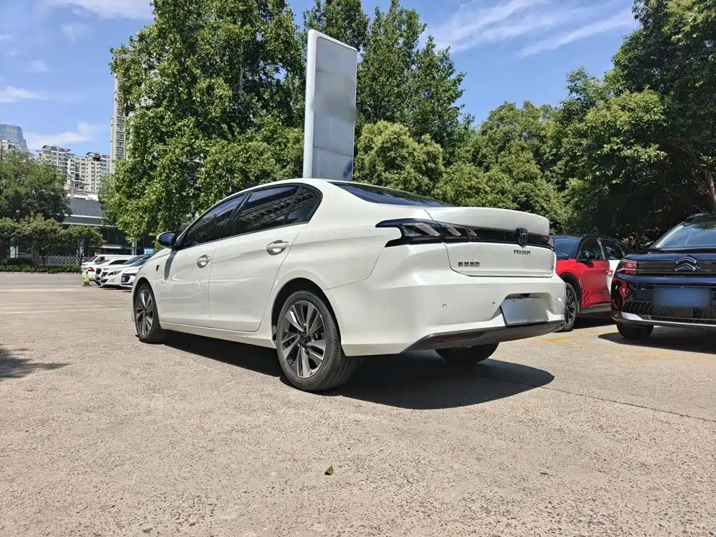 Peugeot 408 2022 — фото 13