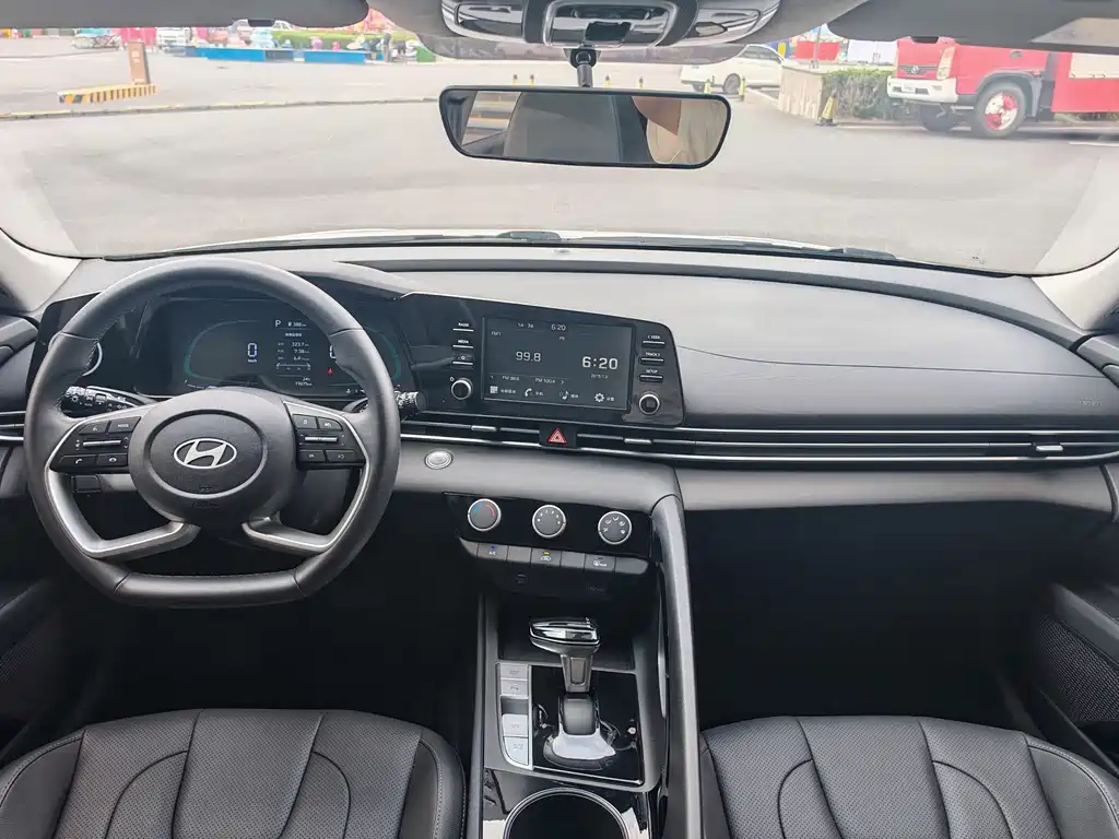 Hyundai Elantra 2024