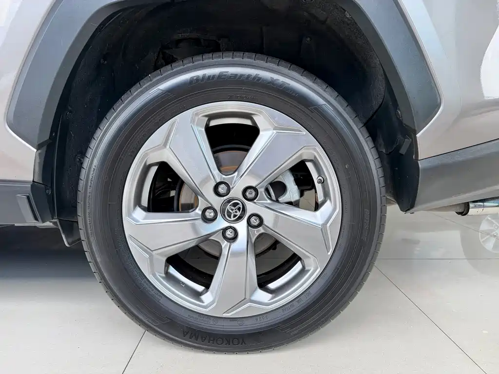Toyota RAV4 2022 — фото 19