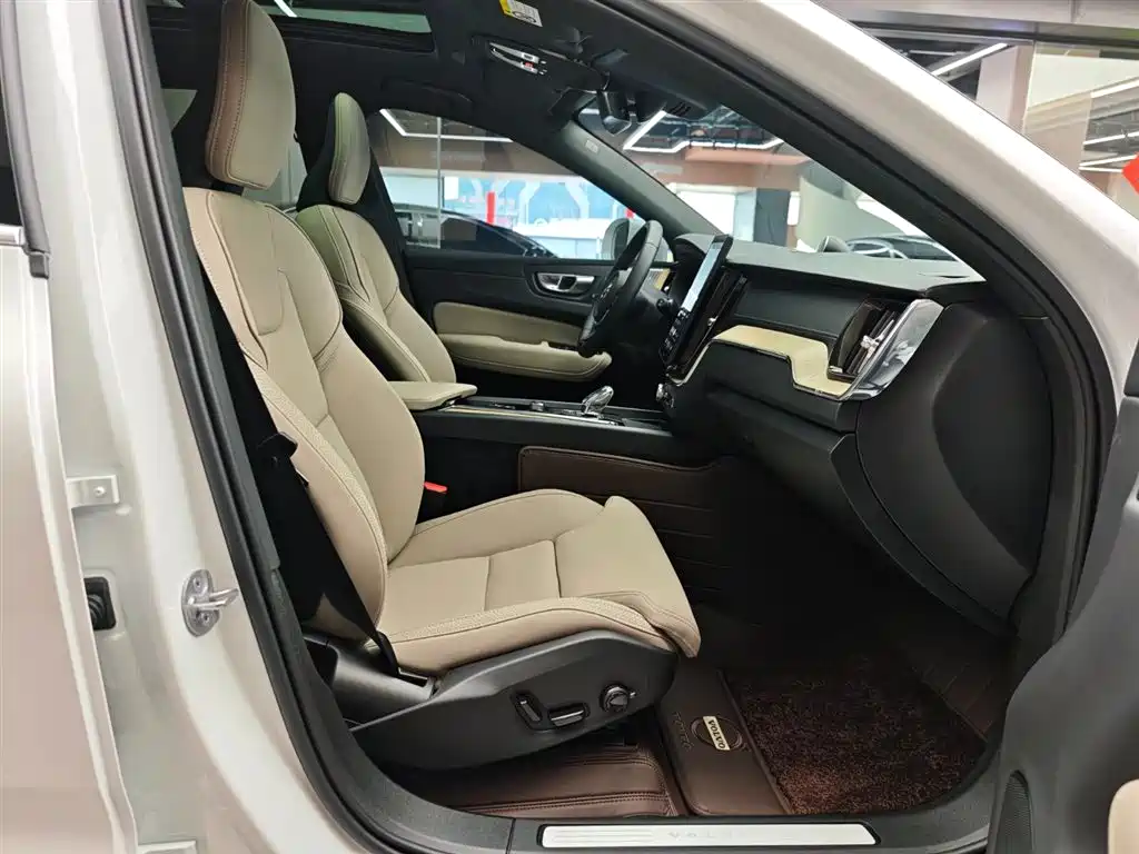 Volvo XC60 2025 — фото 11