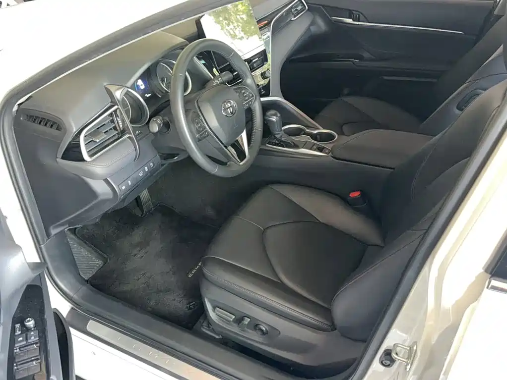 Toyota Camry 2023 — фото 13