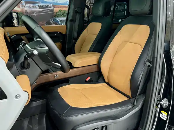 Land Rover Defender 2024