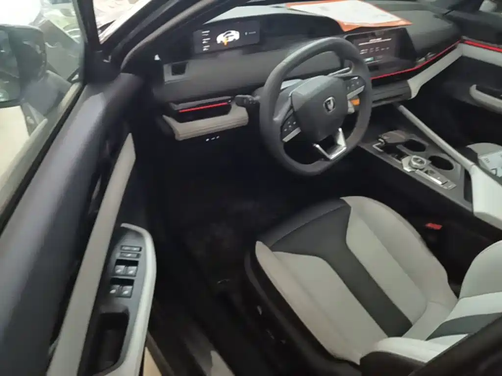 Changan UNI-V Smart Electric Idd 2024 — фото 12