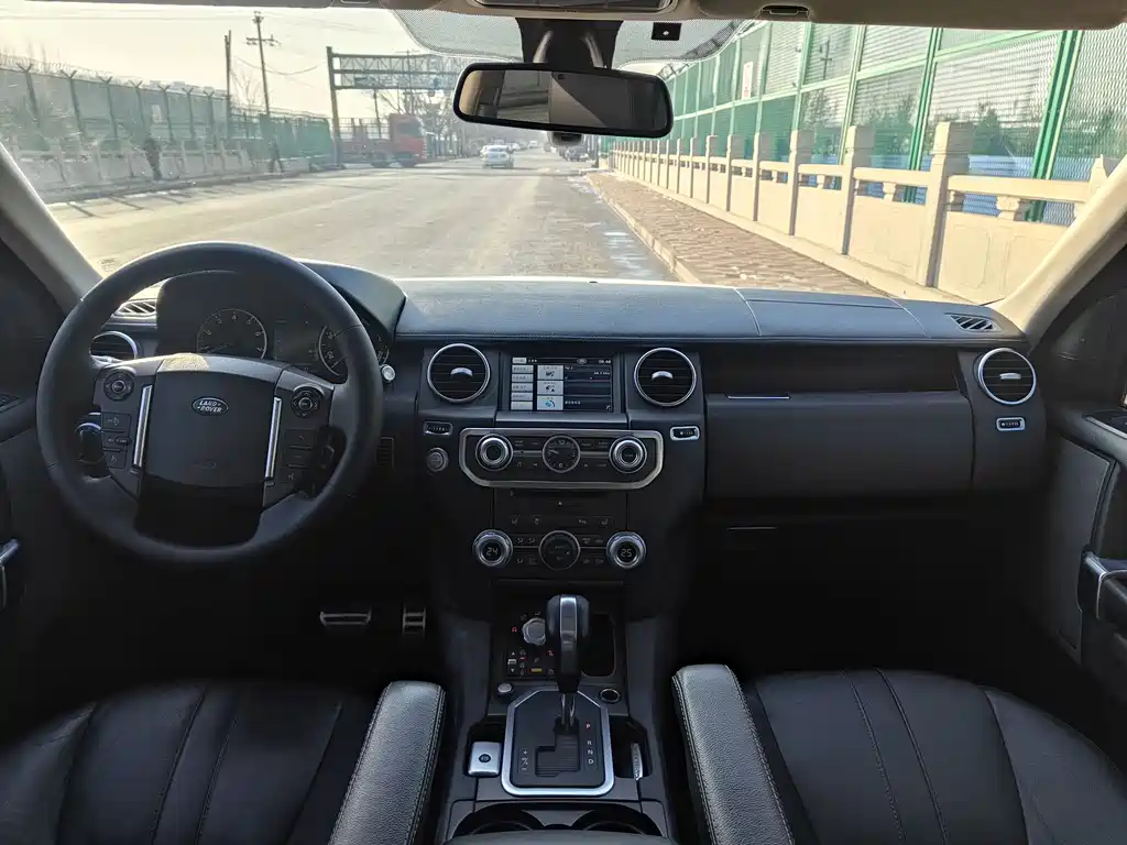 Land Rover Discovery 2012 — фото 11