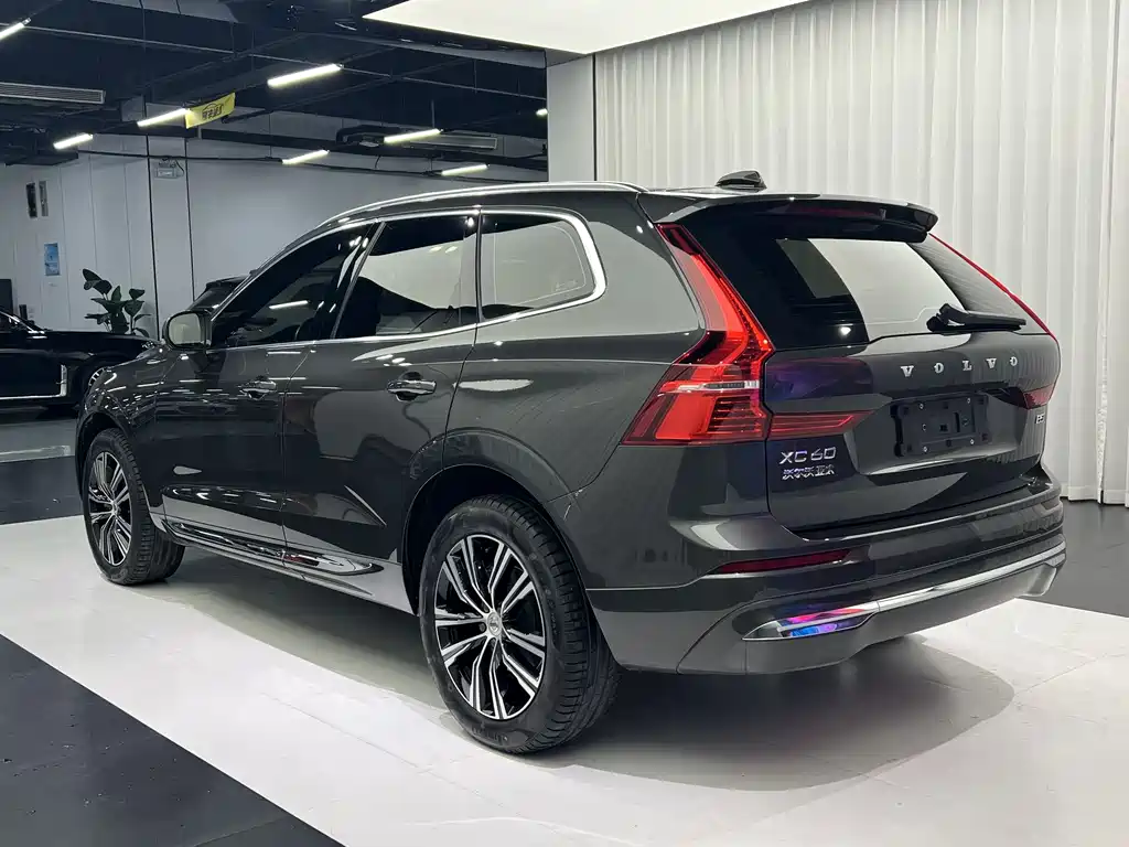 Volvo XC60 2022 — фото 11