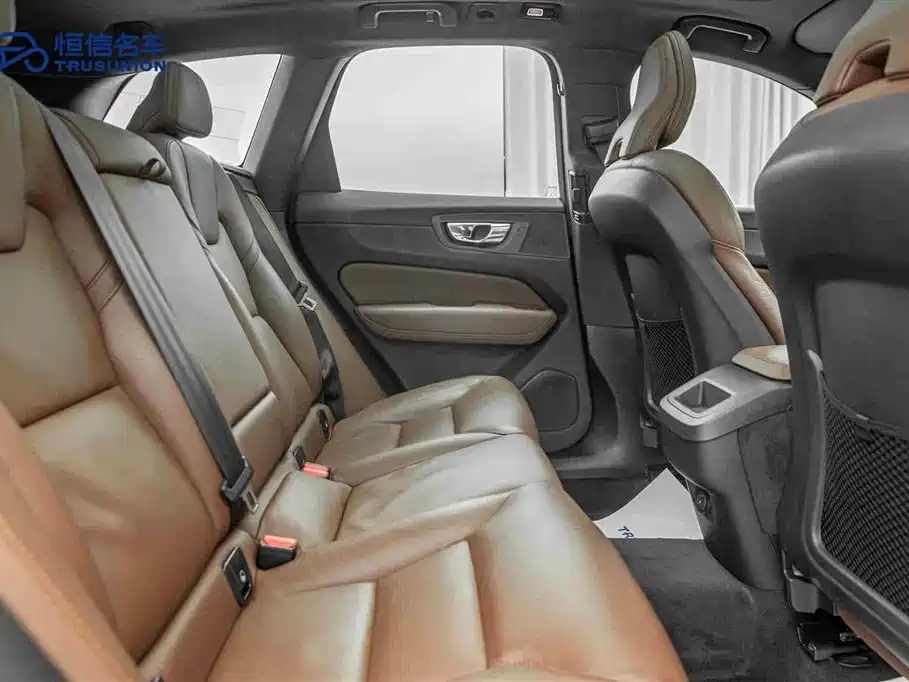 Volvo XC60 2022 — фото 16