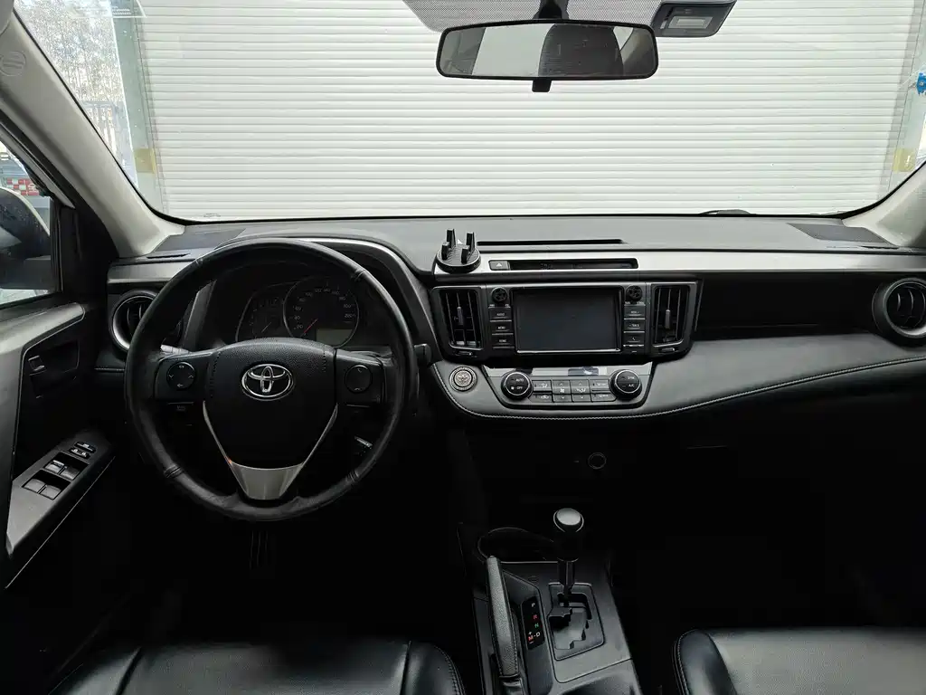 Toyota RAV4 2018 — фото 12