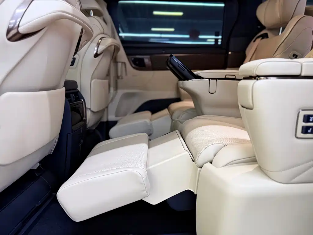 Toyota Alphard — фото 19