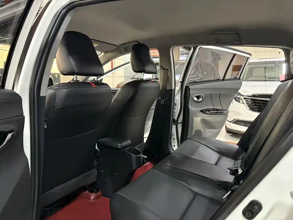 Toyota Yaris L 2022 — фото 3
