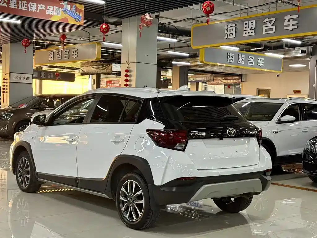 Toyota Yaris L 2022 — фото 11