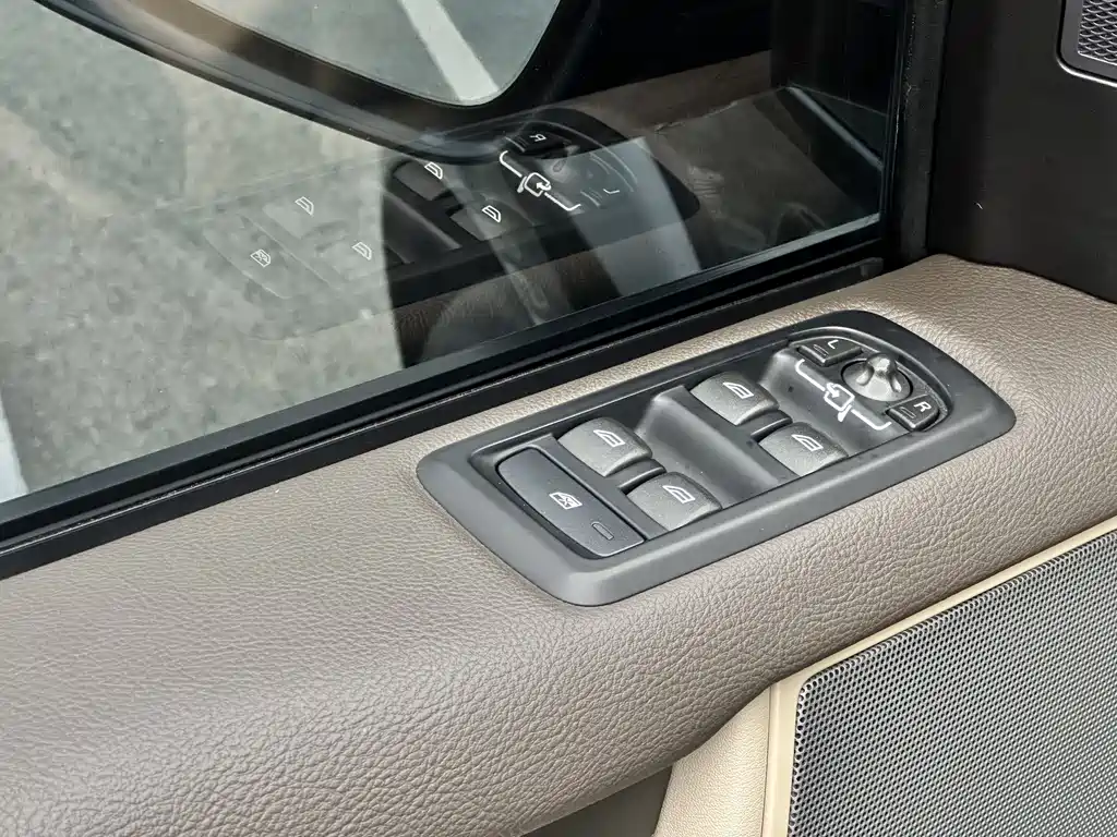 Land Rover Discovery 2019 — фото 13