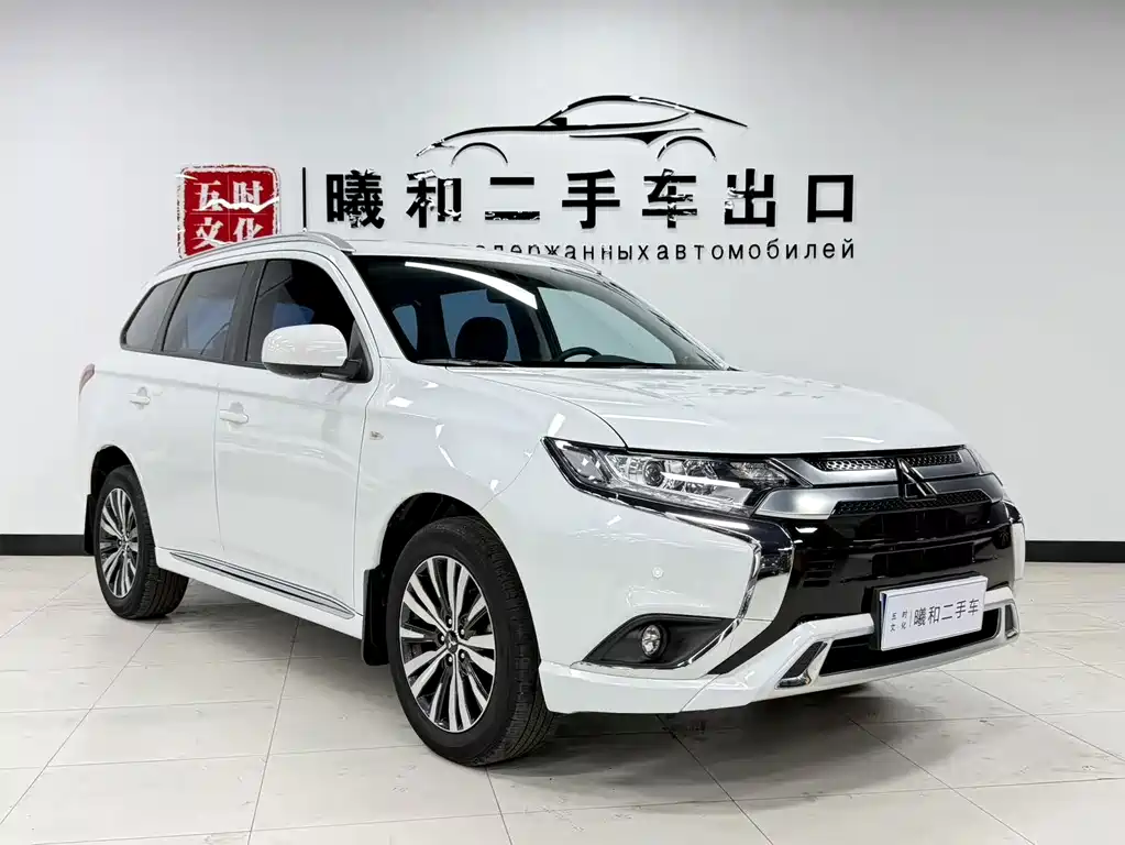 Mitsubishi Outlander 2022 — фото 3