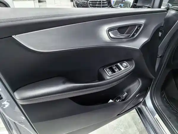 Roewe iMAX8 2023