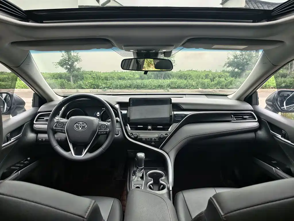 Toyota Camry 2023 — фото 8