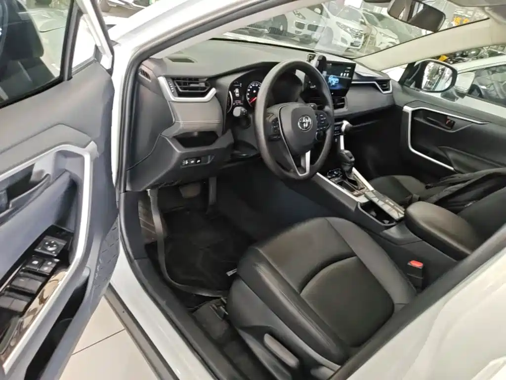 Toyota RAV4 2025 — фото 16