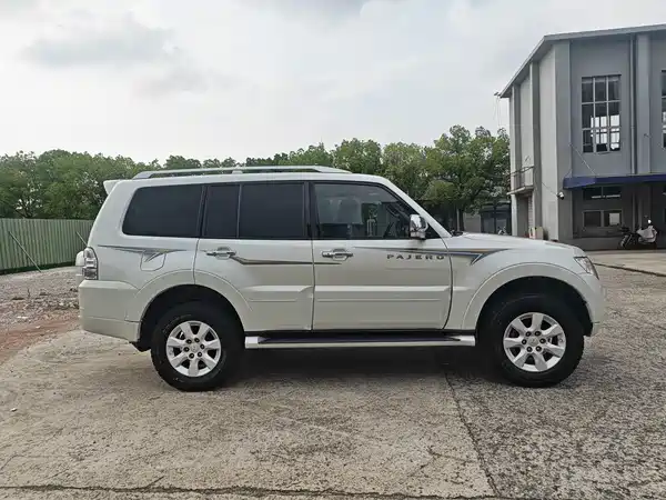 Mitsubishi Pajero 2011