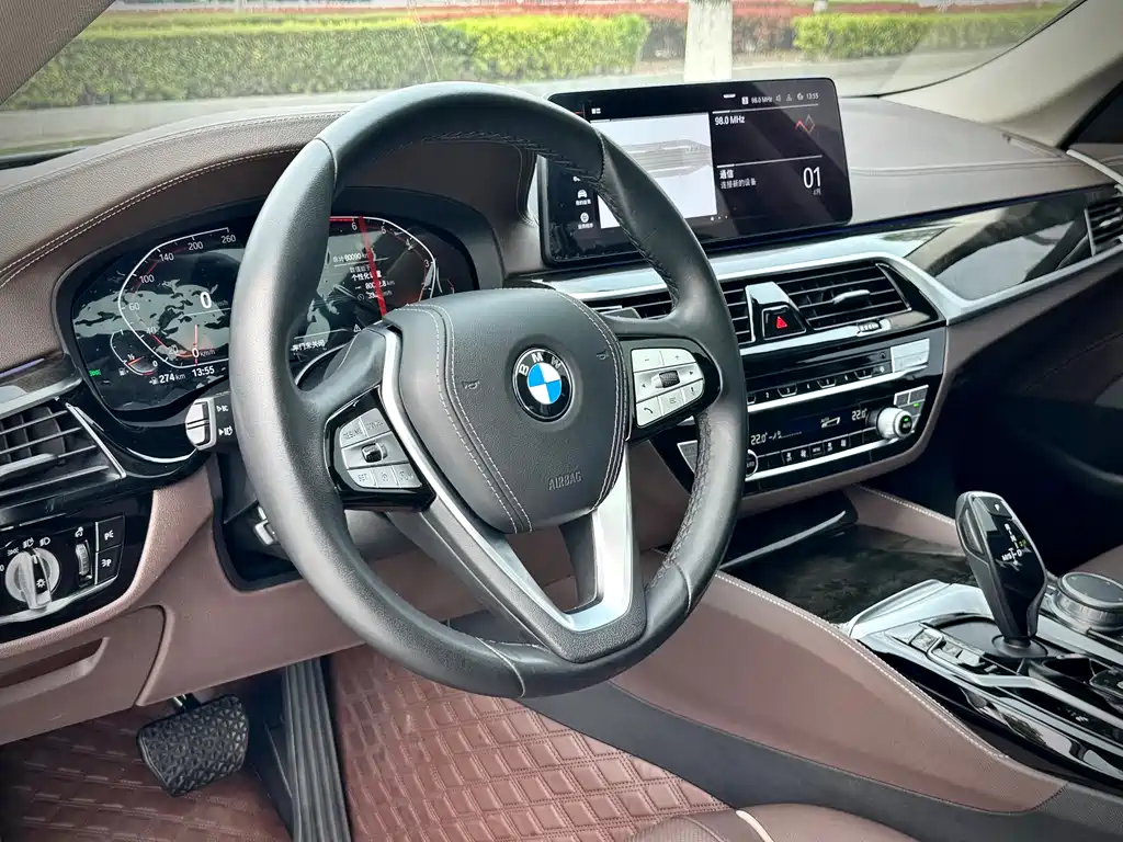 BMW 5 Series 2021 — фото 12