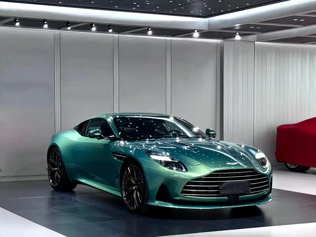 Aston Martin DB12 2025 — фото 2