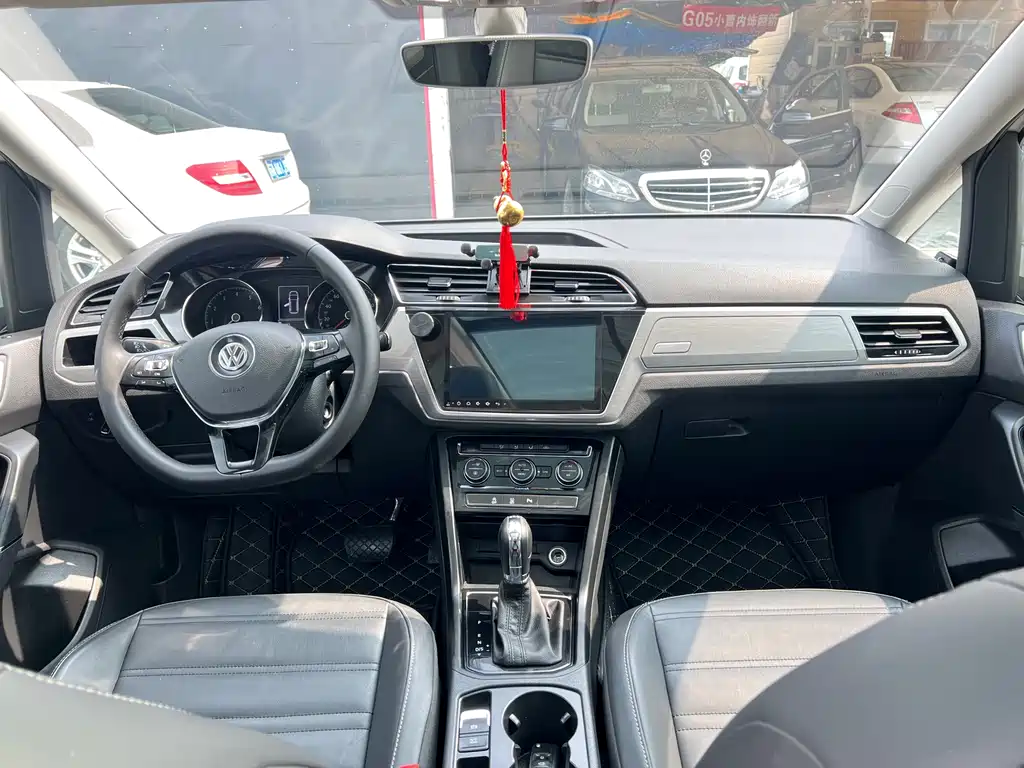 Volkswagen Touran 2017 — фото 14