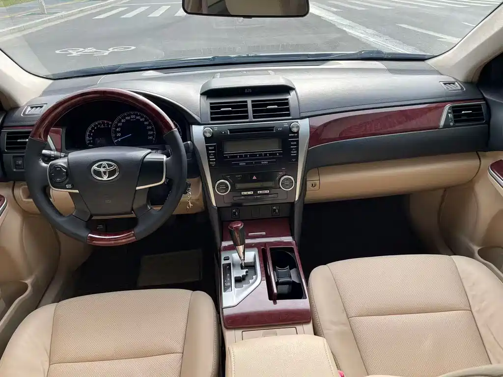 Toyota Camry 2014 — фото 7