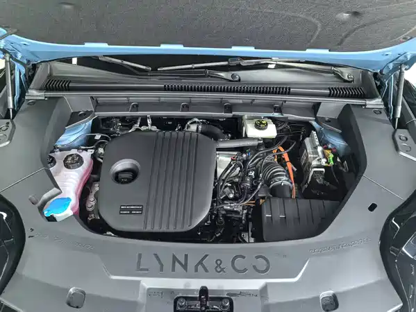 Lynk & Co 08 EM-P 2025
