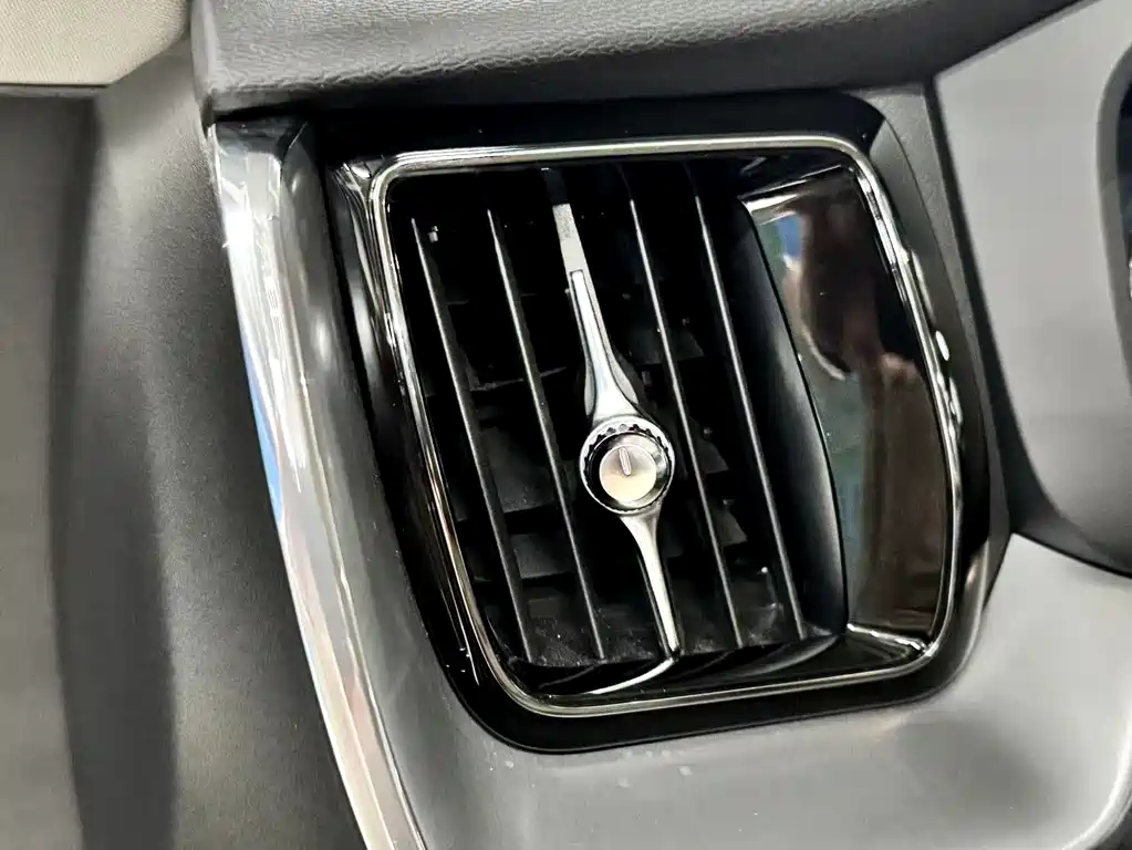 Volvo XC60 2018 — фото 10
