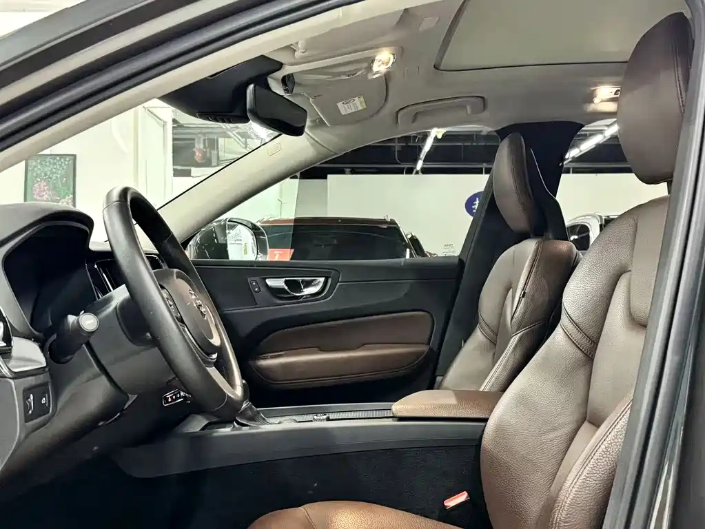 Volvo XC60 2018 — фото 9
