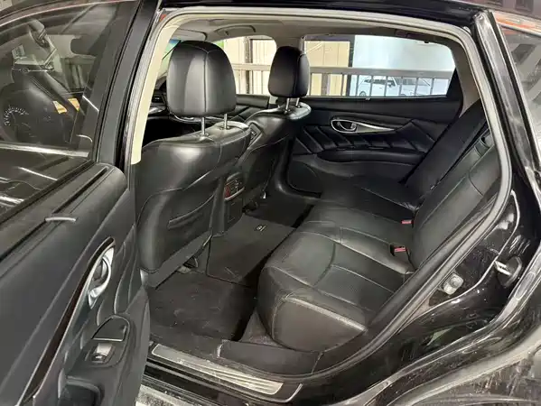 Infiniti Q70 2014