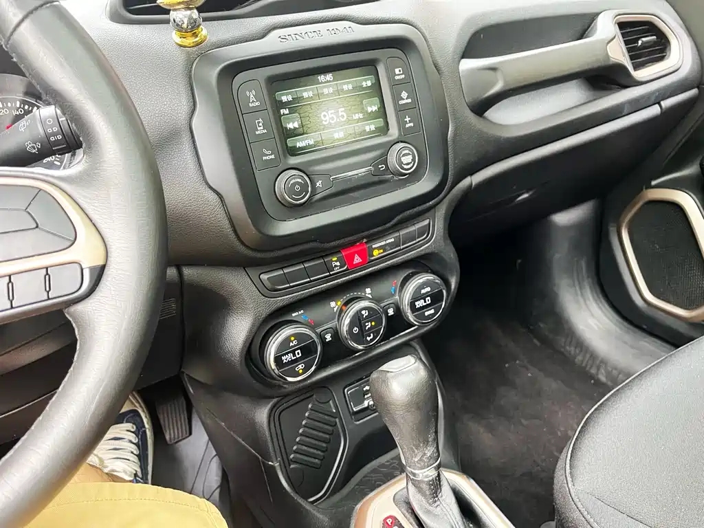 Jeep Renegade 2017 — фото 11