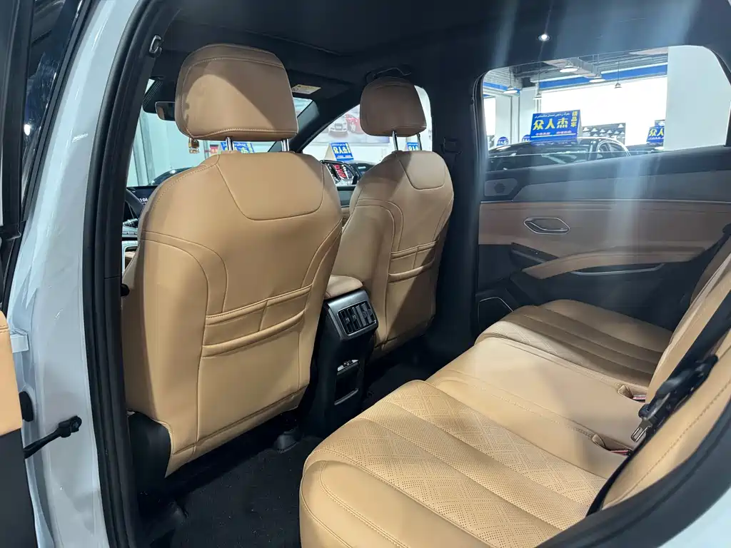 BYD L DM-i 2025 — фото 9