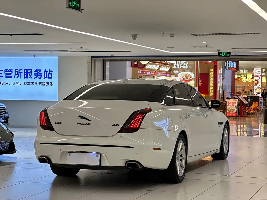 Jaguar XJ 2016 — фото 7