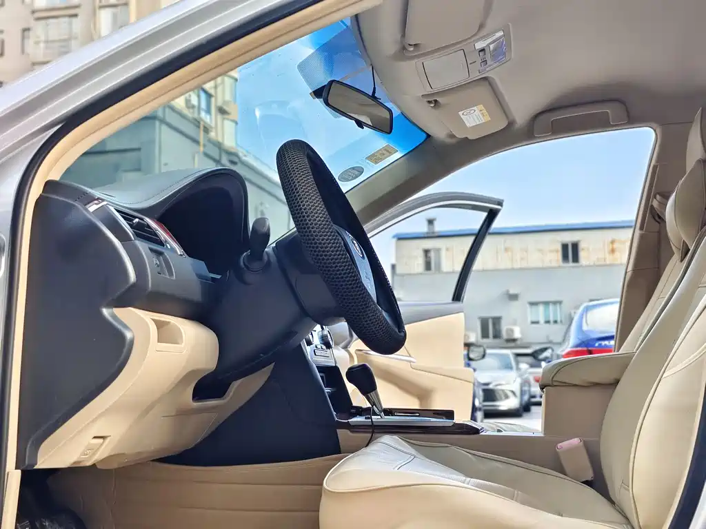 Toyota Camry 2013 — фото 11
